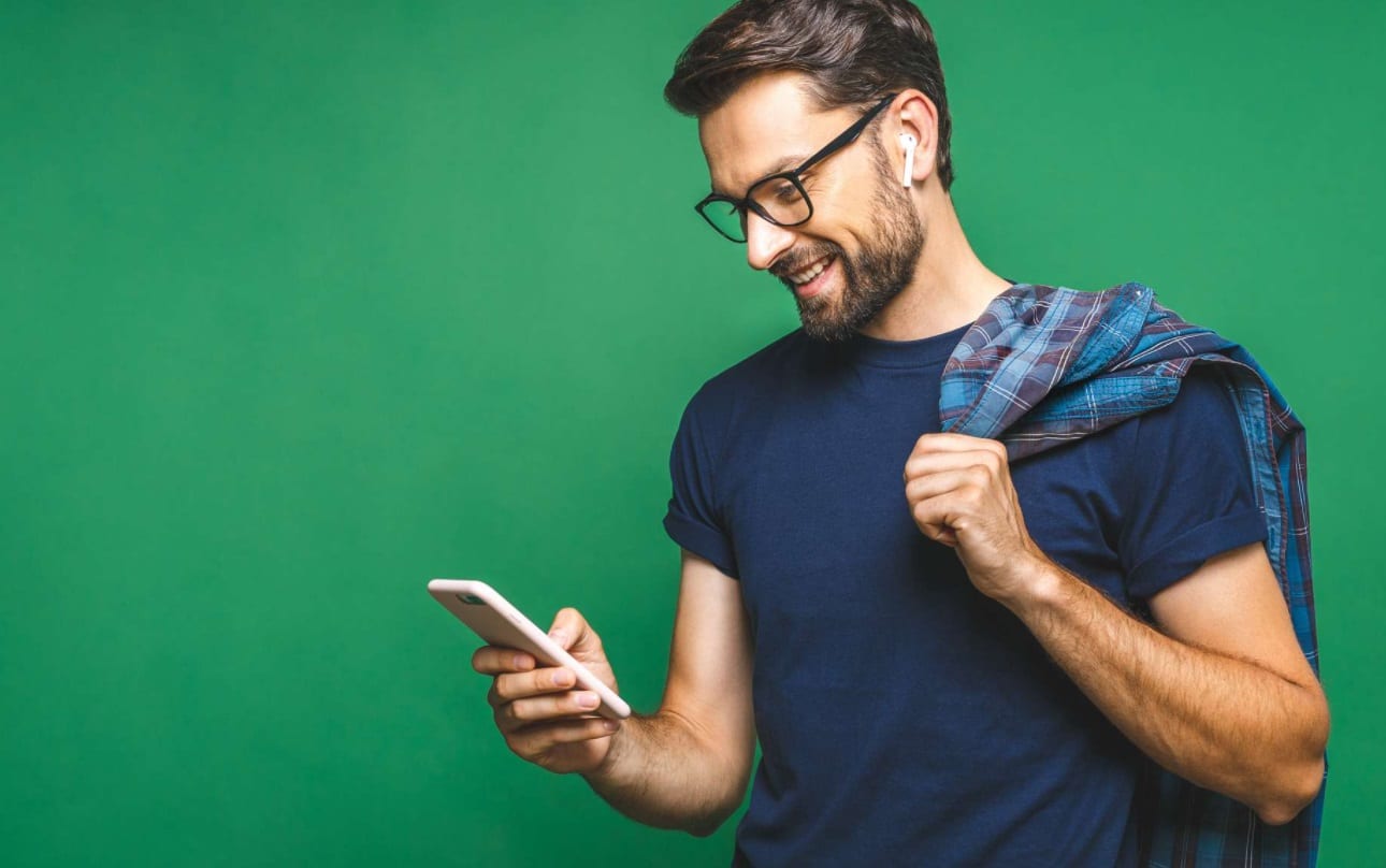 Homme sur son téléphone